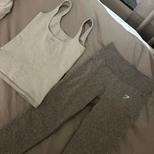 Gym shark leggings & aimn träningslinne - Säljer Träningsbyxor i strl M och topp i strl S tillsammans. Byxorna är knappt använda och toppen är i bra skick. Linnet är köpt för 400 och byxorna köpta för 700 kr