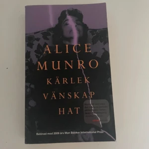 Kärlek Vänskap Hat - Boken 'Kärlek Vänskap Hat' av Alice Munro är en samling noveller som utforskar teman som kärlek, vänskap och hat. Den är belönad med Man Booker International Prize 2009. Munro är känd för sin förmåga att skildra kvinnors liv och relationer med djup insikt och precision.