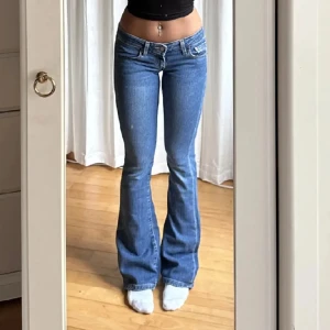 Lågmidjde jeans  - Ett par vintage Levis jeans som är lågmidjade och bootcut. Köpta här på Plick, men är för små för mig så säljer dom nu, därav lånade bilder 💞innerbenslängden är 82cm och midjemåttet är 76😊😊