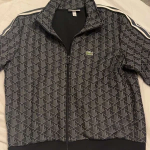 Lacoste monogram - Lacoste monogram till salu, använd 2 gånger storlek L men passar bra som M. Vid snabb affär kan priset diskuteras.
