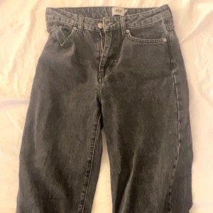 Svarta jeansbyxor - Snygga svarta jeansbyxor i klassisk design. Perfekta för en avslappnad stil med fem fickor och knappgylf. Passar bra till både sneakers och kängor. Skriv om frågor 💗 ord pris 300kr