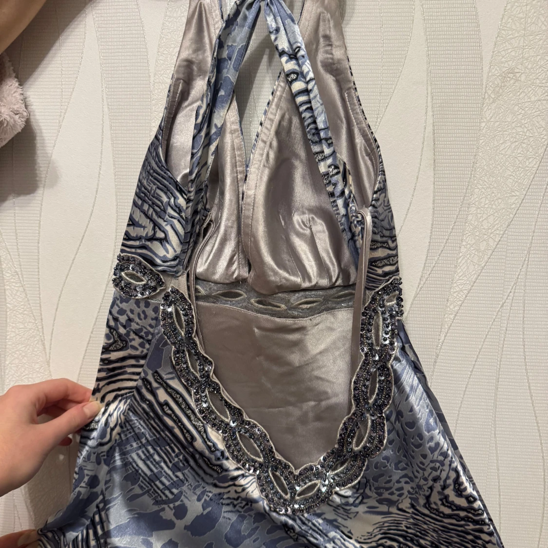 Blåmönstrad långklänning med paljettdetaljer - 1