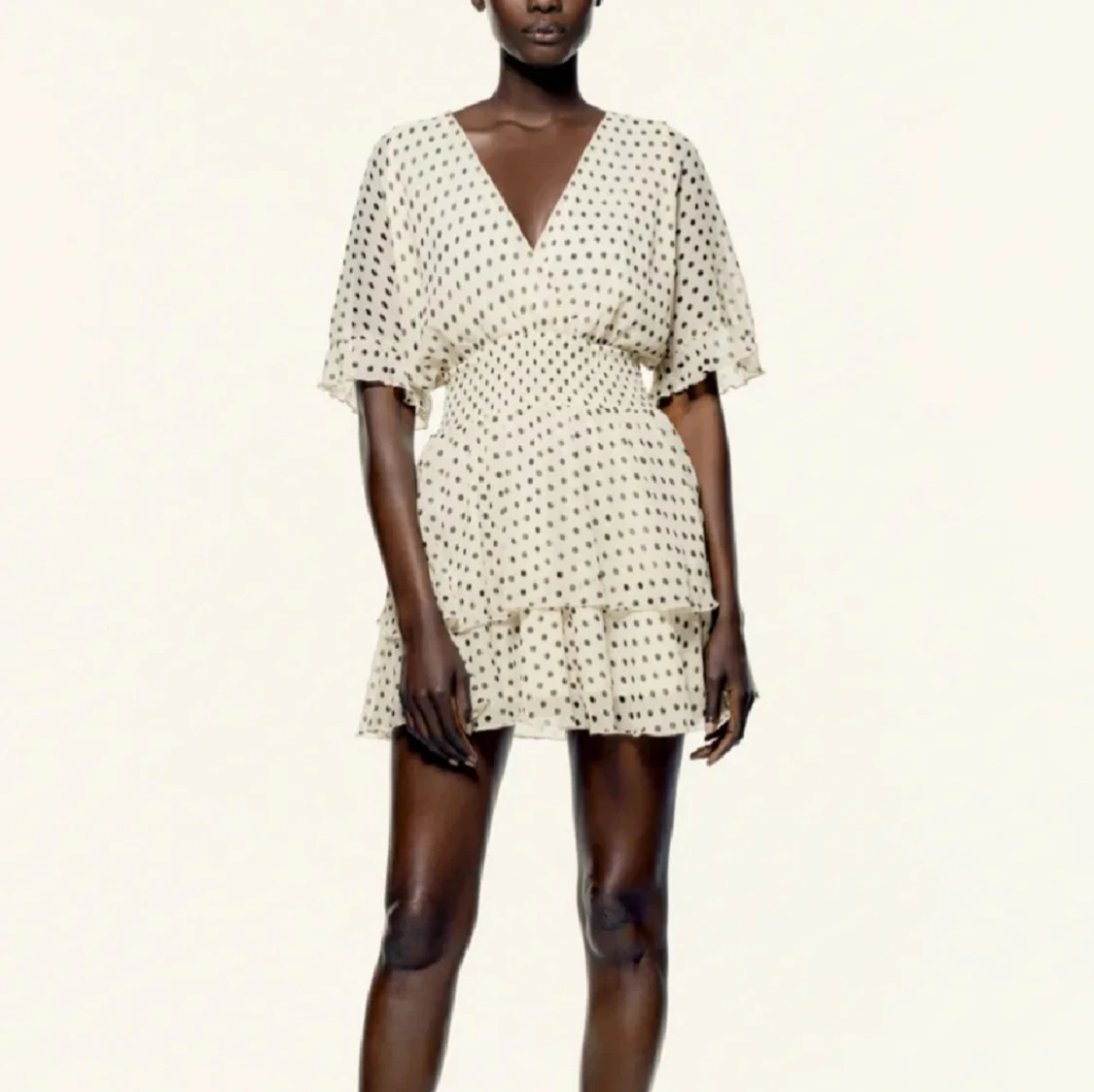 Prickig kortklänning med volang