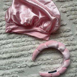 Rosa bonnet och diadem - Säljer en rosa bonnet i silkesliknande material och ett matchande diadem i sammet. Oanvända, paketpris!