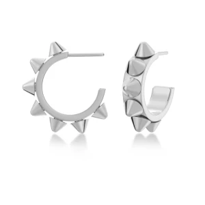 Silvriga örhängen med nitar - Coola silvriga örhängen i form av halvcirklar med spetsiga nitar runtom. Perfekta för att ge en edgy touch till din stil. Passar både till vardag och festliga tillfällen.