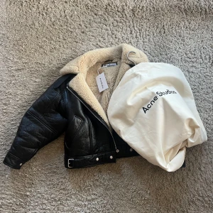 Acne Studios Shearlingjacka  - Hej, säljer min  ”Acne Studios Shearlingjacka” då den aldrig kommer till användning!  Sitter som en Large/ X-Large, jag är 175cm 75kg för referens!  Dustbag, kvitto och Tag:en finns kvar 👍🏻  Nypris: 30 000kr i butik!   Style ID: FN-WN-LEAT000125 Main material: 100% Lamb shearling, Lining: 100% Cotton Color: Dark Brown   Hälsningar//  Ludvig