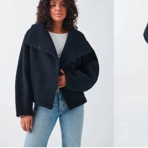 Mörkblå teddyjacka - Mysig mörkblå teddyjacka/ kappa med en oversized passform köpt på Gina tricot för 600 helt slutsåld pris kan diskuteras