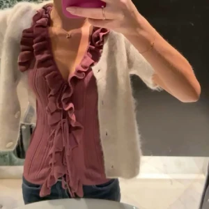 Röd ribbad topp från Zara - Populär topp från Zara! Helt ny och aldrig använd dock ingen lapp kvar! Skriv om ni undrar något🥰