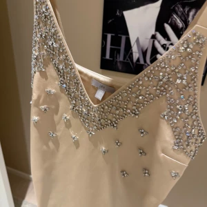 Klänning - Satinklänning med detaljer ifrån H&M. Använd endast 1 gång så i bra skick😇