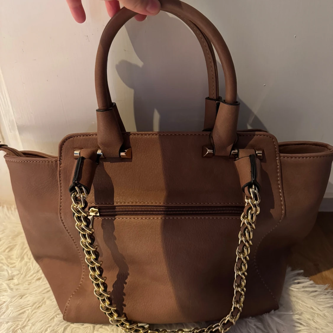 Brun handväska med kedjedetaljer - 2