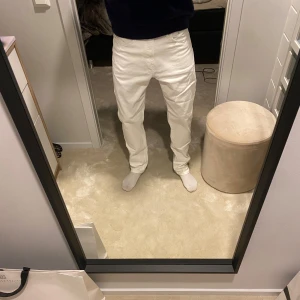 Vita jeans - Riktigt stilrena vita jeans, straight fit men sitter lite mer åt slim hållet, 30/20 