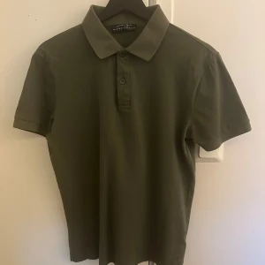 Pike från Manuel Garcia - Snygg olivgrön pikétröja från Manuel Garcia. Köpt i modes butik i Italien. Perfekt nu inför vår och sommar.