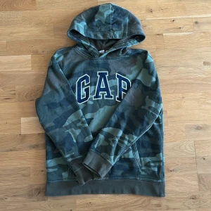 Gap hoodie  - Säljer denna camouflage gap hoodien i storlek S. Knappt använd.