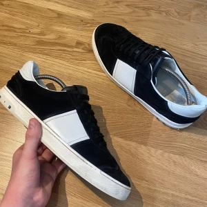 Valentino Flycrew Svart - Galet feta Flycrews som inte tillverkas längre | Storlek: 44, kom privat vid frågan om innermått | Skick: Fint skick, kolla bilderna | Autentiska | OG: Dustbag | Nypris: Ca 8 k, så passa på | Kom privat vid fler bilder eller frågor, allt gott |📩