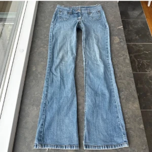 Blå bootcut jeans - Snygga blå bootcut jeans med låg midja🩷använder dom inte längre därav säljer jag dem. Mått midja: 38cm, innerbenslängd 81cm, grenmått 18cm