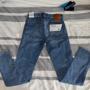 Helt nya ljusblå replay anbass hyperflex jeans. - Hej! Säljer ett par helt nya och oanvända replay anbass hyperflex jeans i storleken W30 L32 priset är inte hugget i sten men också redan riktigt bra