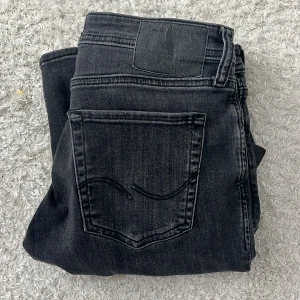  Jack & Jones jeans slim fit  - Svarta jeans från Jack & Jones med slim fit form. Storlek W30 L32. Säljer då de är försmå 