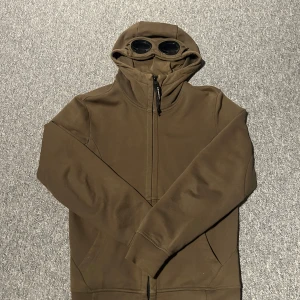 Cp company tröja  - Hej, säljer min cp company som används fåtal gånger med ett fint skick. 