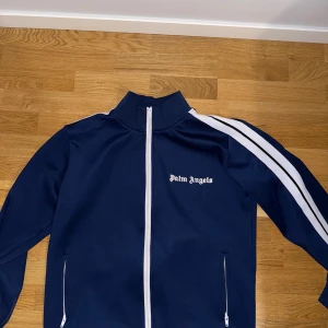 Mörkblå tracksuit Palm Angels - Palm angels Tracksuit 10/10 skick knappt använd! 