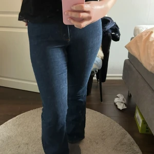 Blåa Only bootcut jeans 💗 - Jättefina jeans från Only💗 Använda några gånger men säljer då de inte används längre. Jeansen är mid-waist samt utsvängda. Innerbenslängd: 77cm W:36 Jag är 1,67cm💗