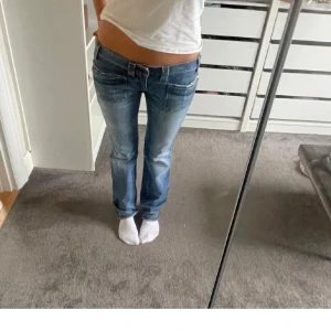 lågmidjade bootcut jeans - Säljer dessa supersnygga jeans då de inte passade på mig (bilderna är från förra ägaren)!!🤗💕