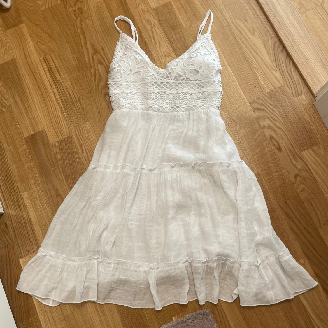 En vit sommarklänning  - 2