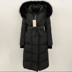Svart dunkappa med päls - Snygg svart dunkappa med stor huva och pälsdetalj. Jackan har en dragkedja framtill och ett knytbälte i midjan för en figursydd look. Perfekt för kalla vinterdagar.                               Nypris: 4000:-                                                                       Priset kan diskuteras för snabb affär! 