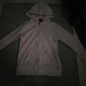 Rosa hoodie från Ralph Lauren - Säljer en söt rosa kofta från ralph Lauren. Passar bra till det mesta. Den är i barn storlek 12-14 år💕