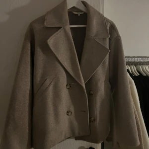 Beige kappa  - Snygg beige kappa med dubbelknäppning. Storlek S men passar mig som är en M därav jag skriver det!!