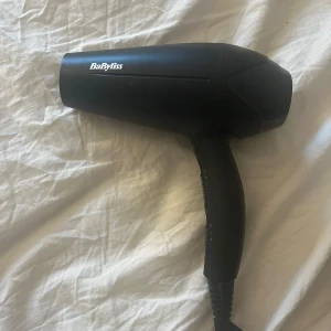 Babyliss hårfön - Hårfön i mycket bra skick. Har använts ett fåtal gånger. Men funkar och ser nyköpt ut