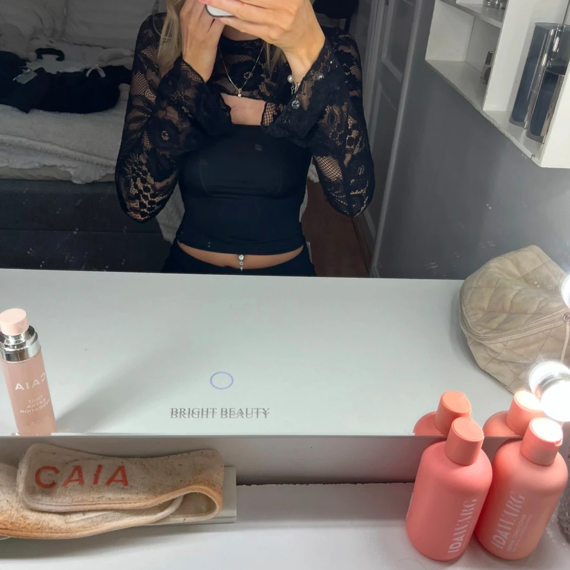 Svart axelbandslös topp med spetsärmar - 2