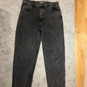 Mörkgråa Woodbird jeans  - Knappt använda över huvudtaget. Inga defekter, en fet mörkgrå wash.