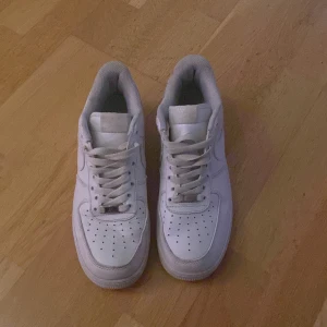 Vita Nike Air Force sneakers - Säljer ett par riktigt fina air force, de ser helt nya ut och har knappt används, vid snabb affär kan priset diskuteras, tveka inte på att höra av er