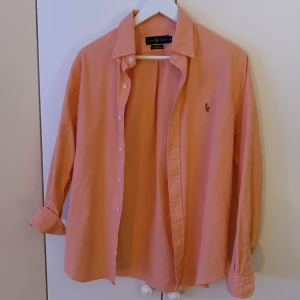 Ralph Lauren skjorta - Snygg rosa skjorta från Ralph Lauren. Perfekt för en stilren look. Riktigt snygg till våren/sommaren