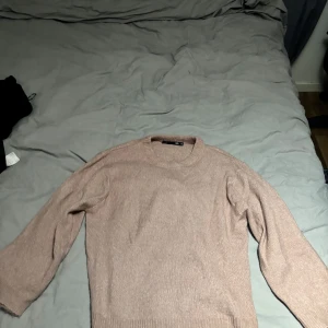 Rosa stickad tröja - Säljer en mysig rosa stickad tröja med långa ärmar. Perfekt för kyligare dagar och ger en stilren look. Passar bra till både jeans och kjol.