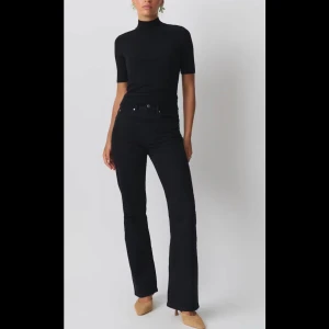 Classic boot jeans  - Classic boot från gina tricot, använda endast 1 gång och är en jättefin modell. Jeansen har inga deffekter.