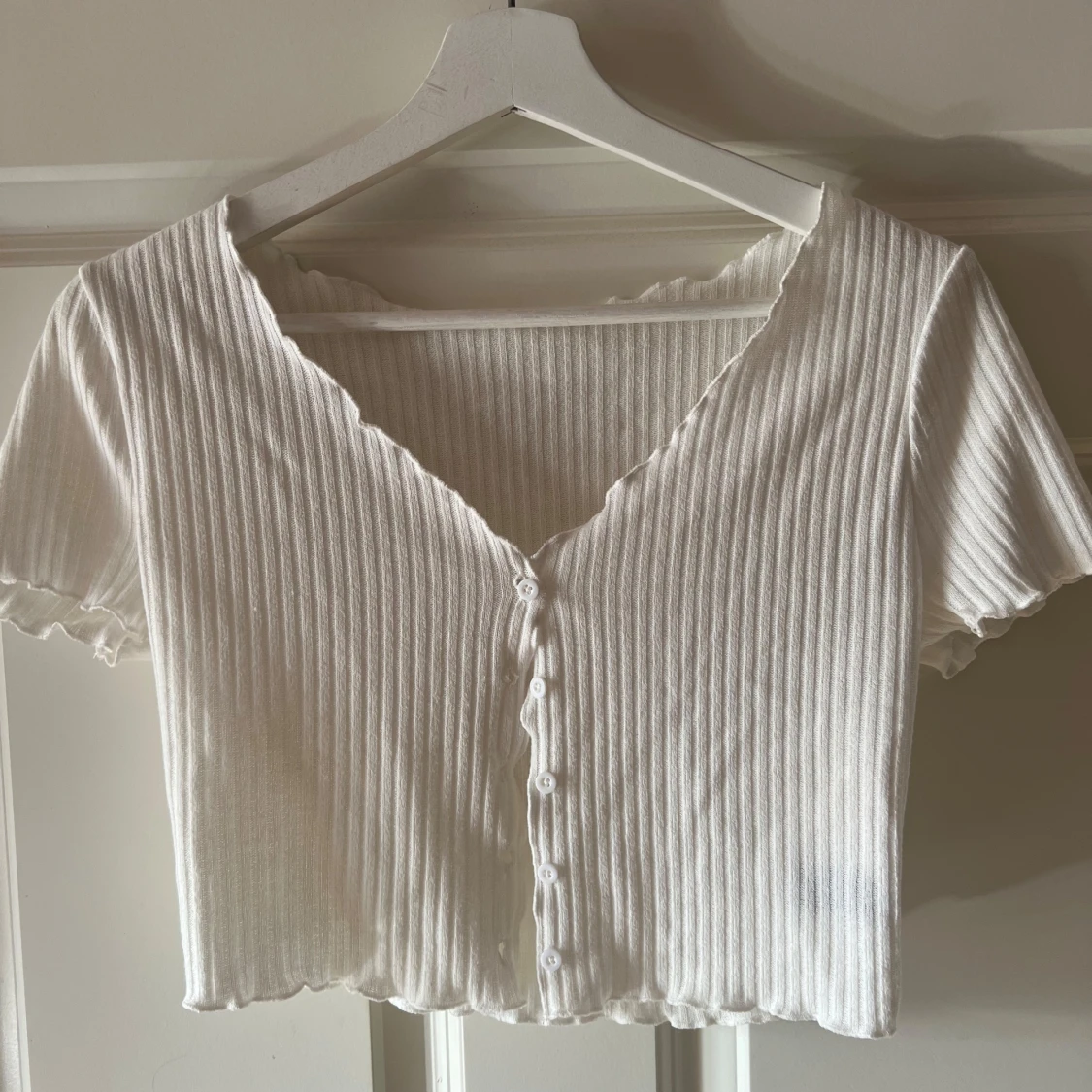 Vit ribbad kortärmad topp - 1