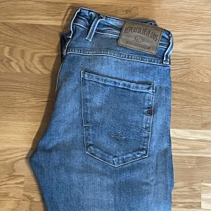 Blå jeans från Replay - Säljer dessa riktigt snygga Replay anbass jeans i Storlek 31/34 byxorna är i väldigt fint skick knappt använda 