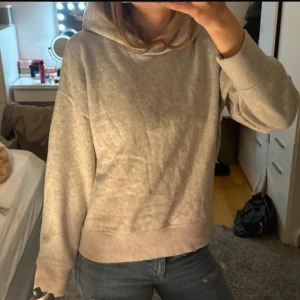 Grå hoodie   - Säljer denna assnygga casual hoodie från zara, jätte form skick. Säljer för att den inte kommer till användning , har ej använt så mycket har legat i min garderob så valde därför att sälja ❤️