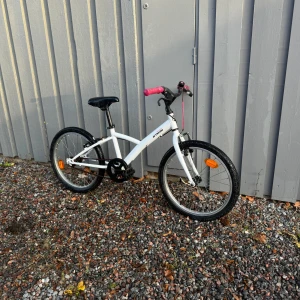 Barncykel  - 18 tums barncykel i bra skick👌 allt funkar förutom ena hand bakbromsen. Därav priset🤗 du är välkommen att ta med ditt barn och prov cykla om man vill  🚲 kan även tänka mig mötas upp om det inte är alltför långt bort!😁 