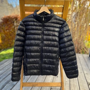 Svart pufferjacka från Polo Ralph Lauren - En varm ralph lauren puffer-jacka för höst och vinter. Storlek S men lite större. Den är jätteskön och i princip ny. Inga tecken på användning! Kom med bud!  - svarar snabbt - skickar snabbt