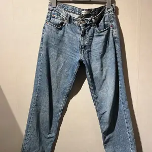 Säljer ett par klassiska blå jeans i bra skick. Low waist och flare. 