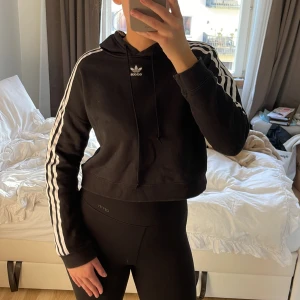 Croppad adidas hoodie - Croppad adidas hoodie