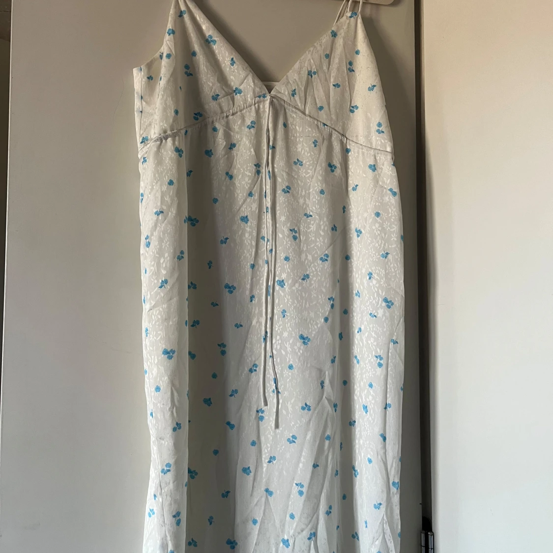 Vit blommig klänning från ADOORE - 92