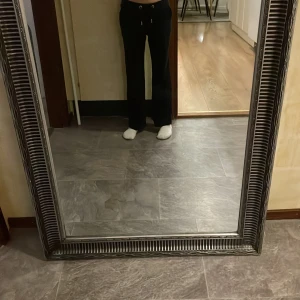 Svarta byxor från Juicy Couture - Säljer ett par svarta byxor från Juicy Couture i mycket bra skick. De är högmidjade och har en loose passform, perfekt för en avslappnad stil. Byxorna är gjorda av ett mjukt material som känns skönt mot huden. Perfekta för både vardag och fest!