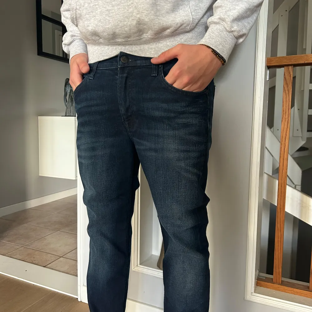 Säljer ett par snygga mörkblå jeans från Lee i mycket bra skick. Aldrig använda och är i storlek W32 & L32. Pris kan diskuteras!. Jeans & Byxor.