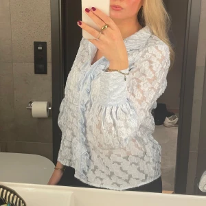 Ljusblå blus - Blus med fina detaljer . Använd 2 gånger . 🩷 fin i materialet och ger en lyxig känsla . 