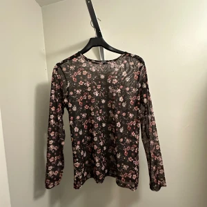 Blommig långärmad topp - En superfin långärmad topp med blommigt mönster i rosa och vitt från Soul River i storlek M. Materialet är lätt och bekvämt, vilket gör den idealisk för vår och höst. Oanvänd!