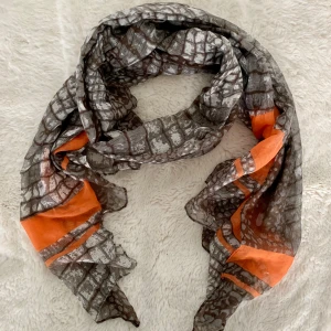 Grå och orange sjal / halsduk / scarf  - Säljer denna fina sjal med krokodilmönster i grått och inslag av orange. Perfekt nu till hösten / vintern 🍁❄️