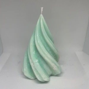 Stor julgran  - Soja ljus i form av en julgran, större variant. Färgen är grön men kan ändras samt doft kan läggas till vid önskan. Vikten är ca 185 gram 